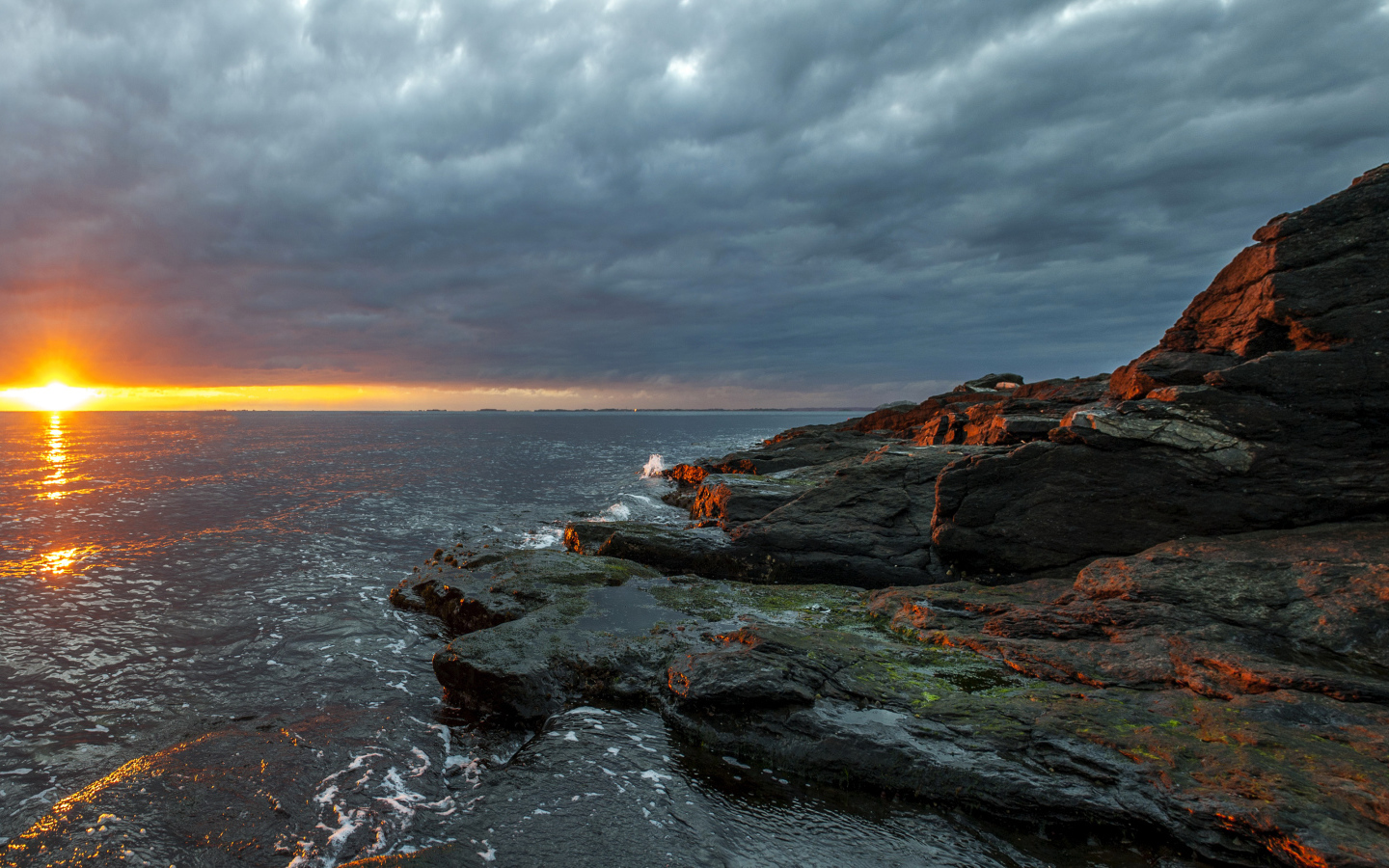 Каменное побережье в Норвегии на закате 