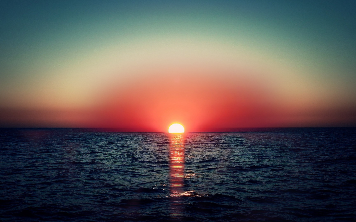 Закат красного солнца в море