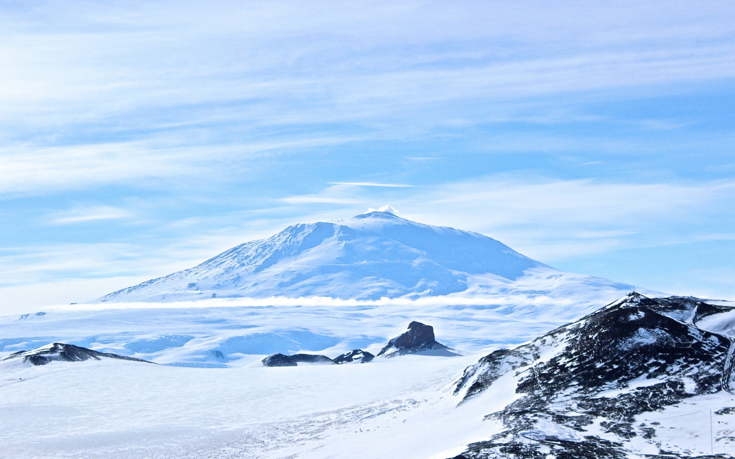 Заснеженный вулкан Эребус, Антарктида