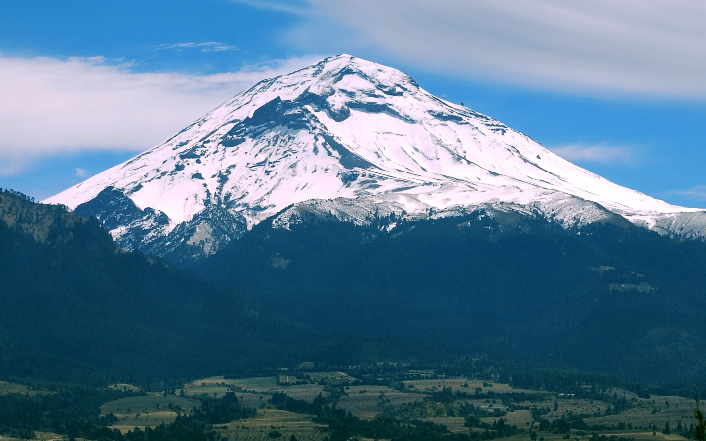Вид заснеженный на вулкан Попокатепетль, Мексика 