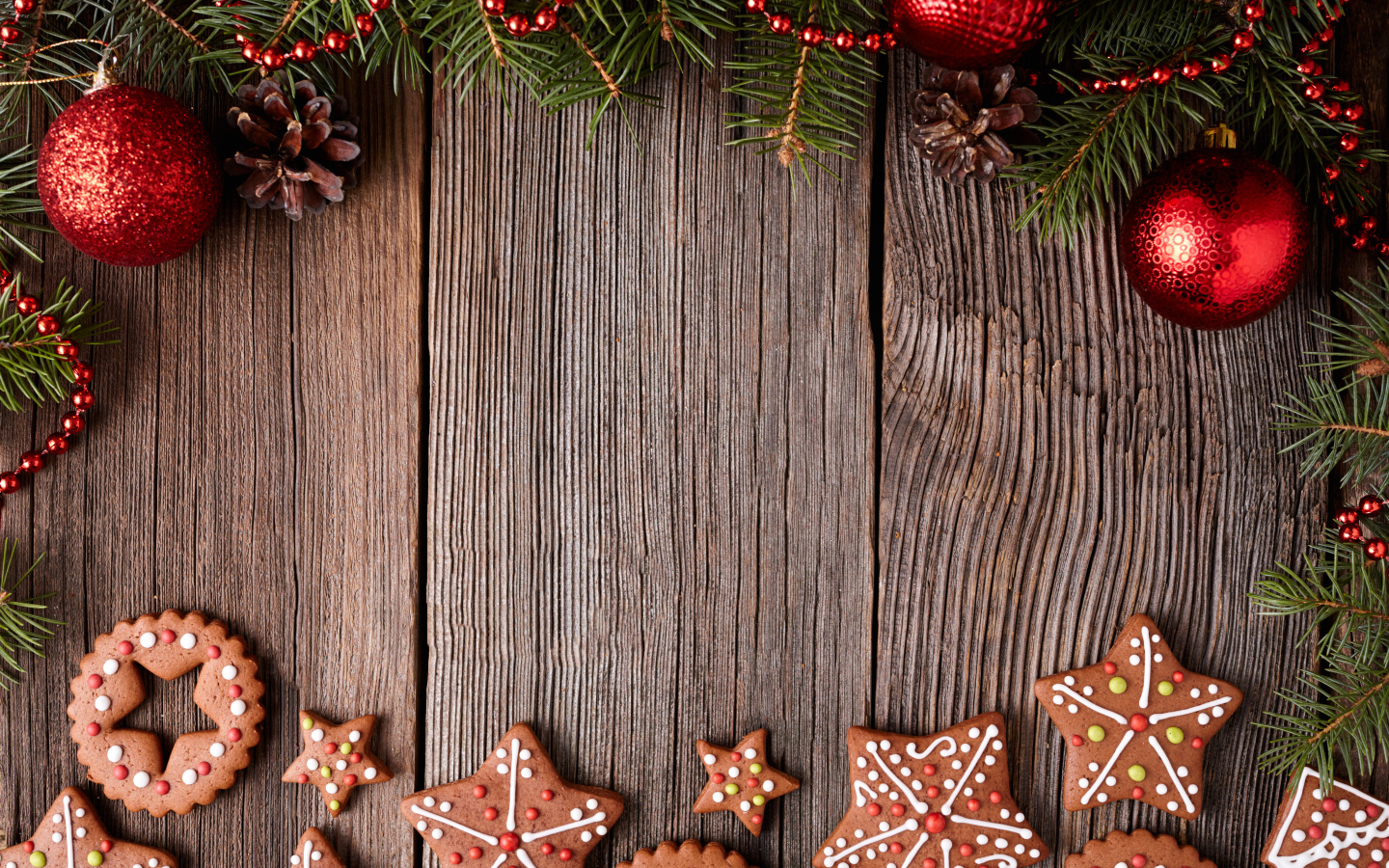 Имбирное печенье и красные елочные шары, фон для новогодней открытки