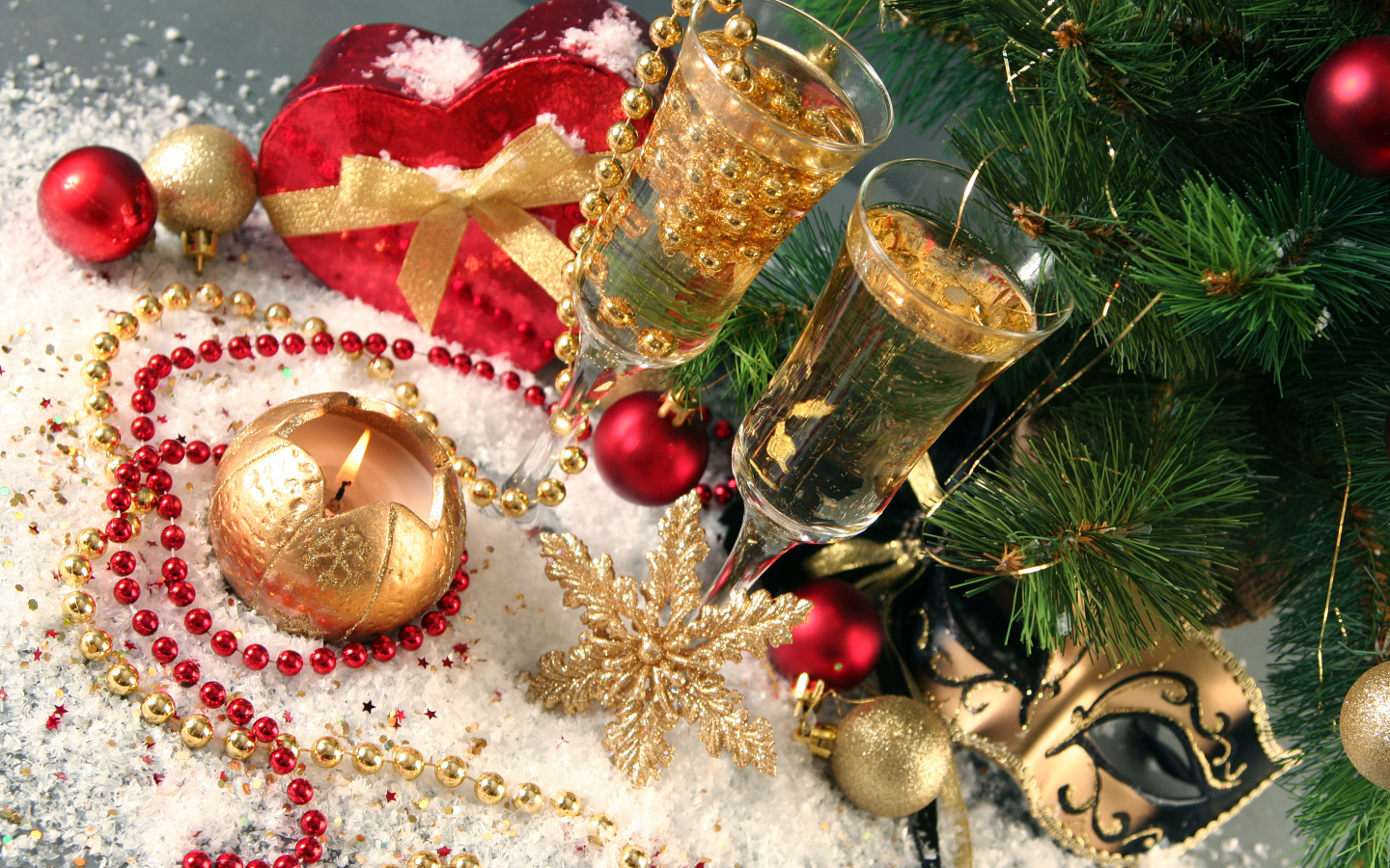 Два фужера с шампанский с новогодним декором под елкой