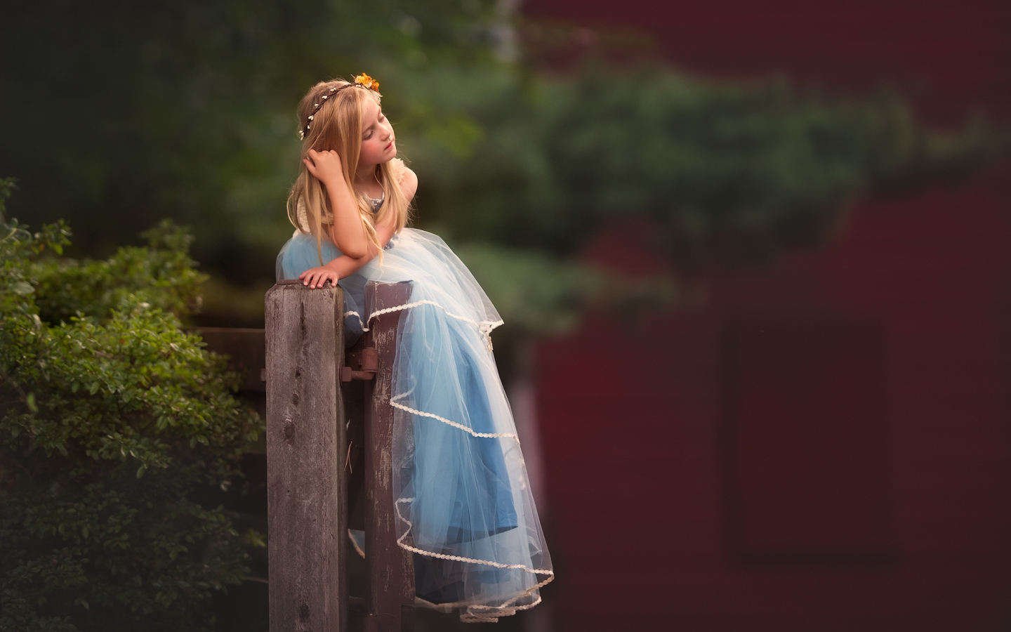 Девочка в красивом длинном голубом платье 