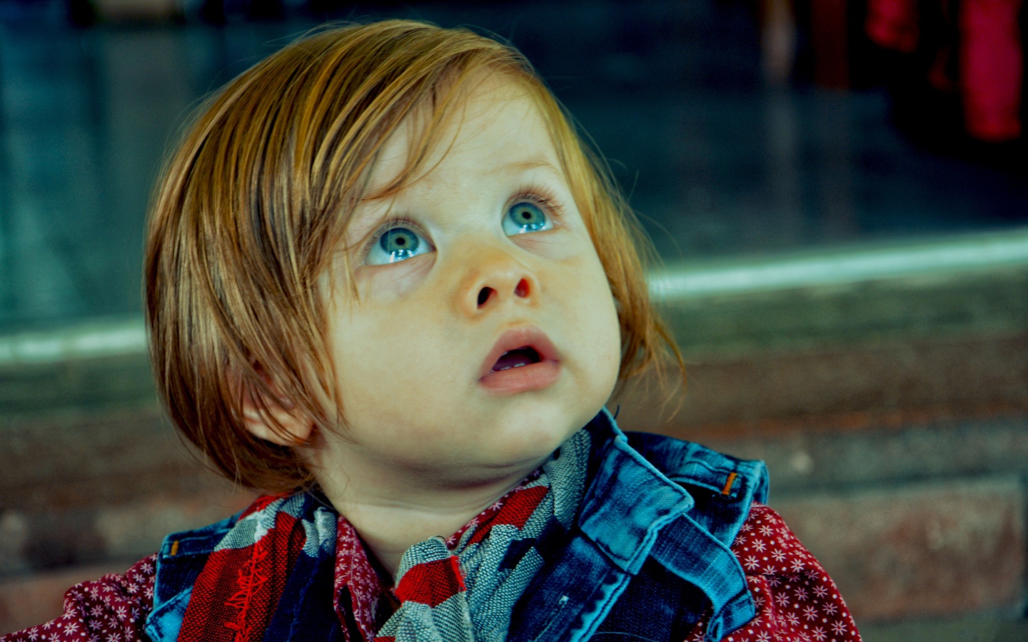 Милый голубоглазый ребенок с рыжими волосами 