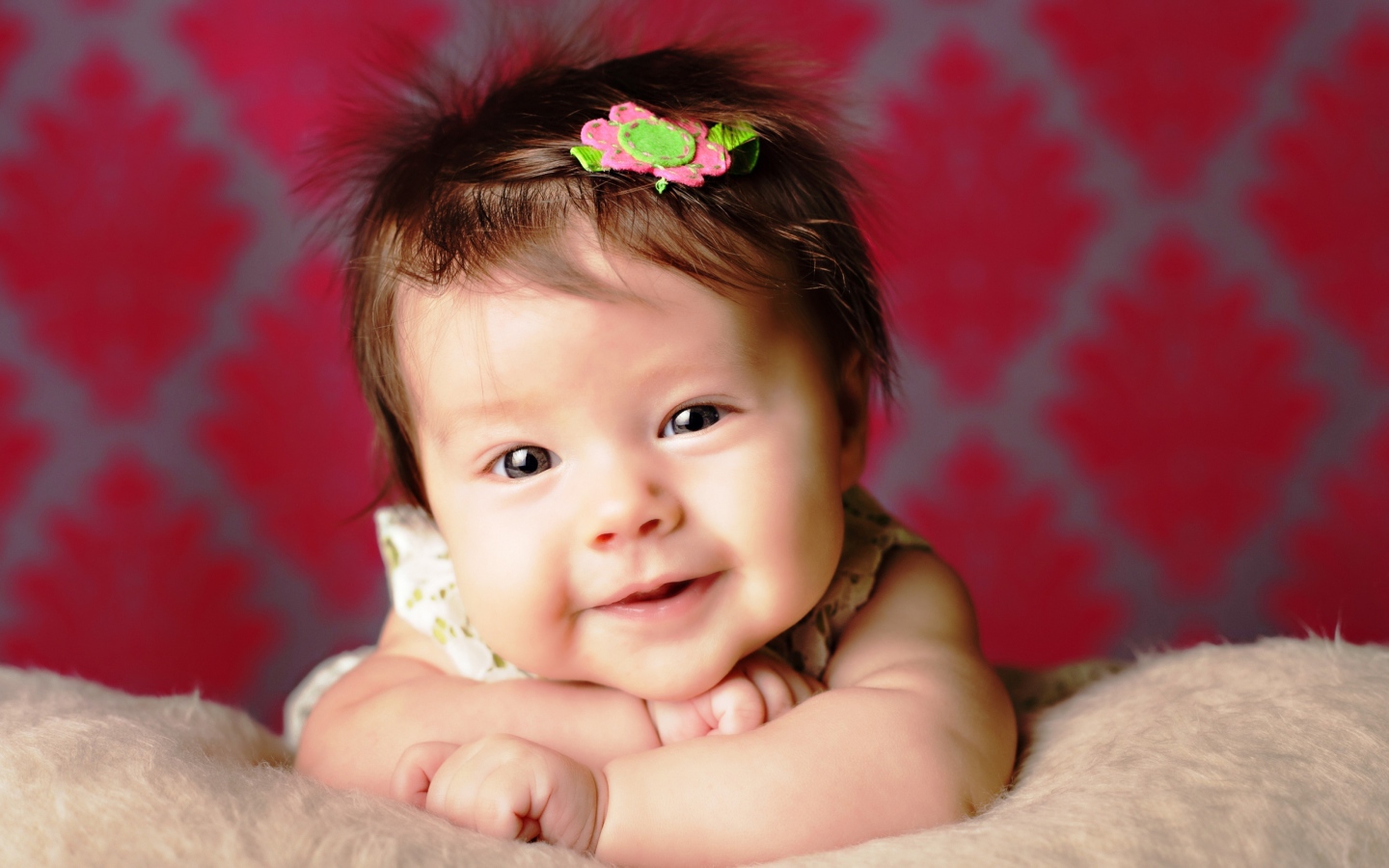 Милая маленькая девочка с цветком в волосах 