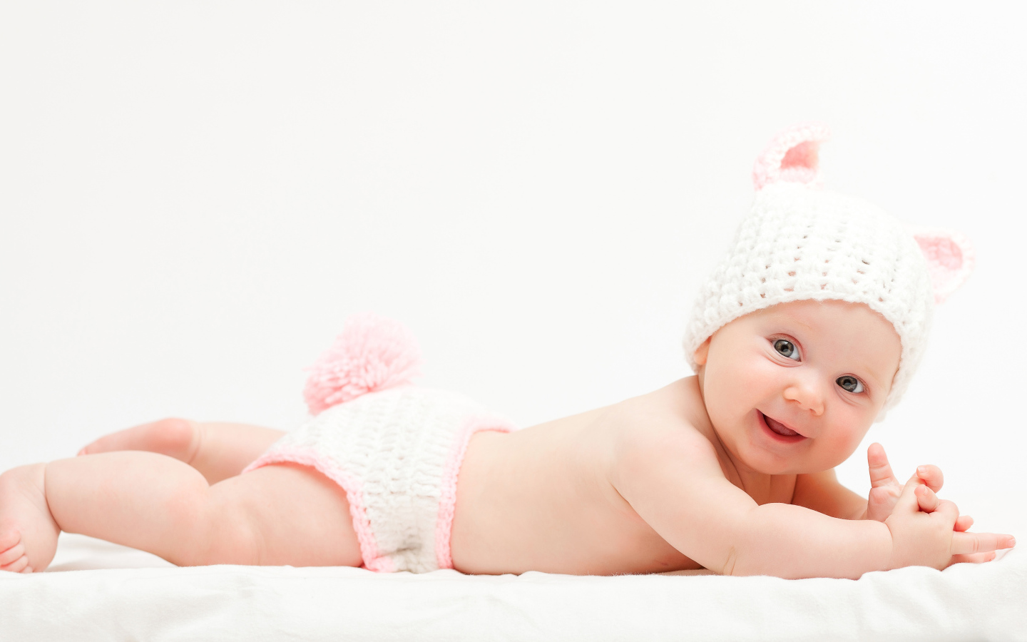 Милый улыбающийся младенец в вязаном костюме