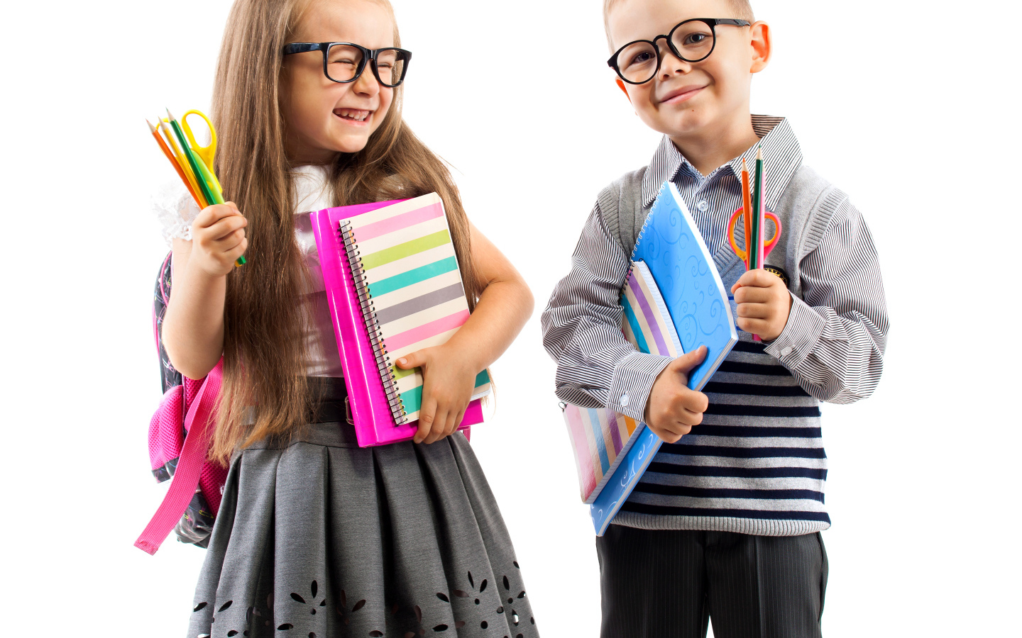 Маленькие мальчик и девочка готовятся к школе