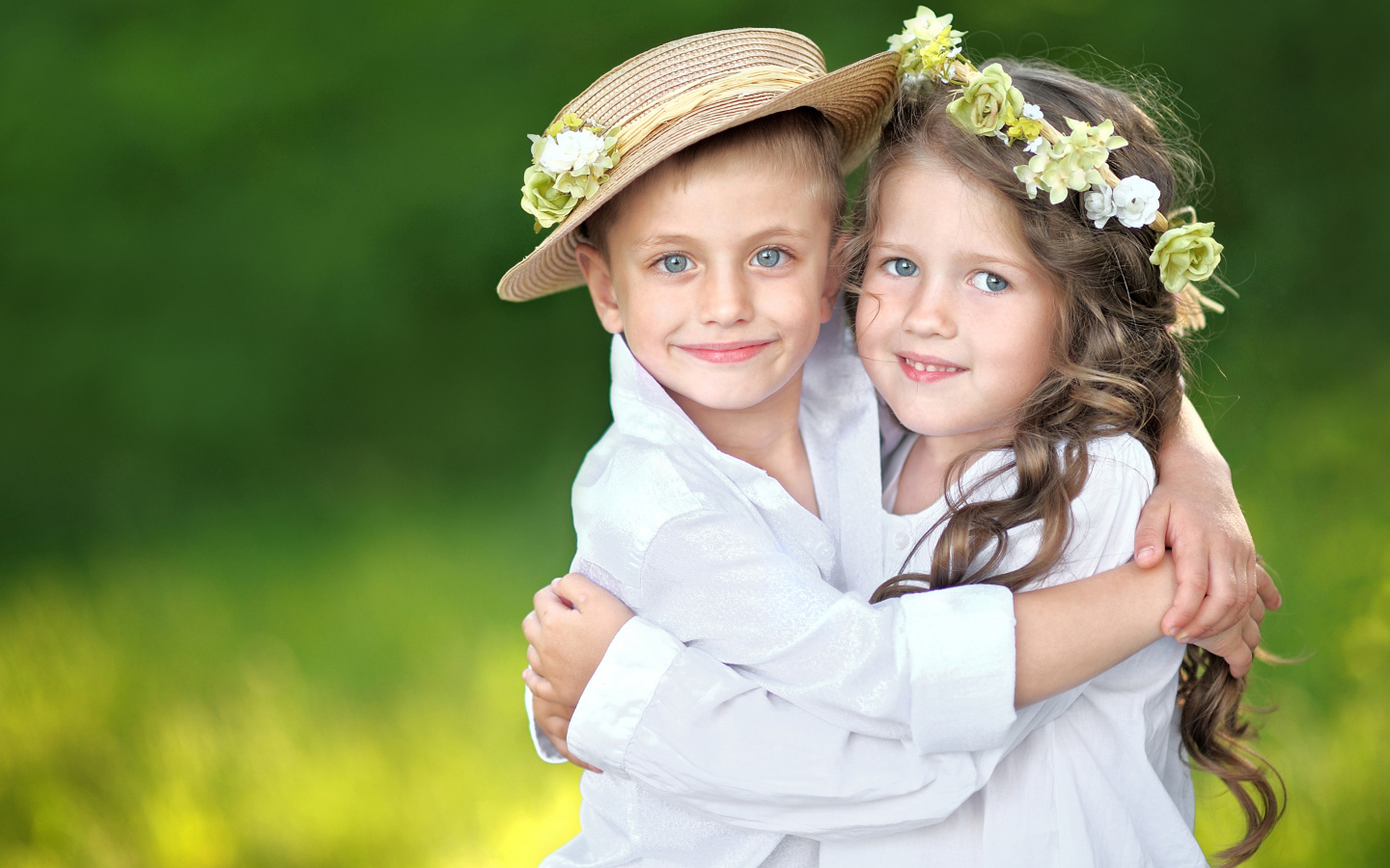 Маленькие мальчик и девочка обнимают друг друга