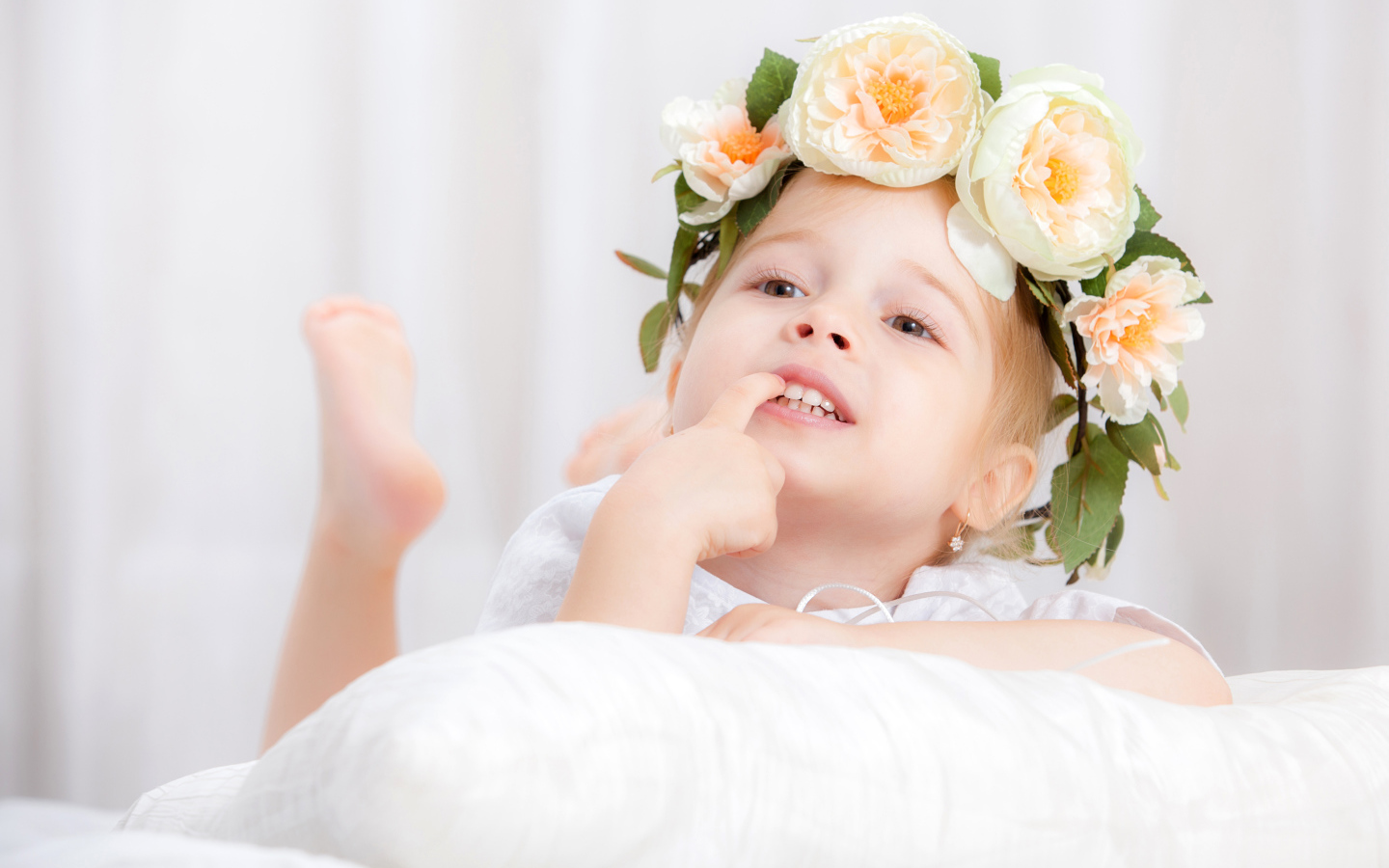 Маленькая девочка с красивым венком из цветов на голове