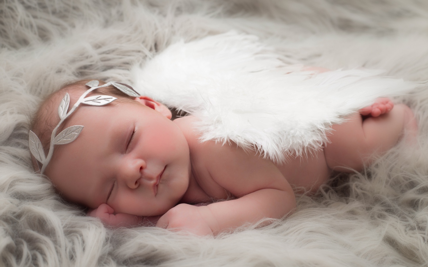 Спящий младенец с крыльями ангела