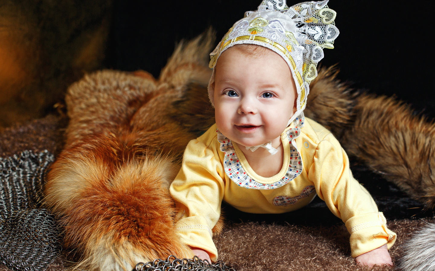 Улыбающаяся голубоглазая девочка в шапке