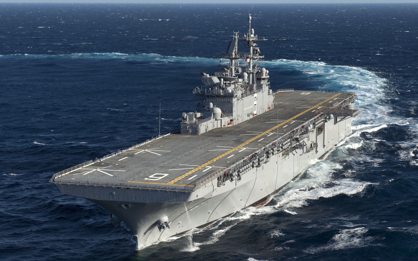 Большой военный корабль USS America (LHA-6)  в море