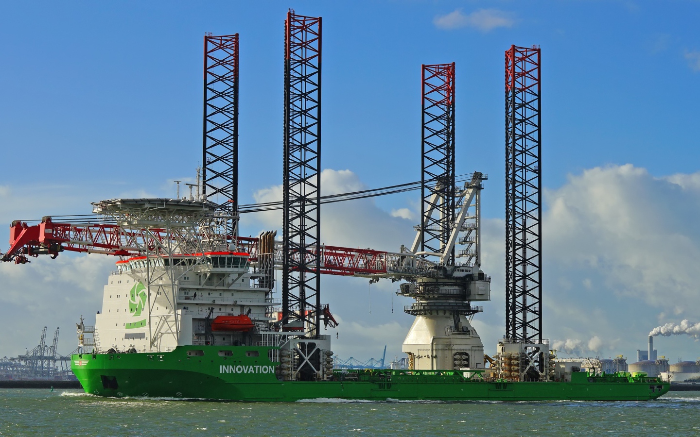 Большой плавучий кран на воде 