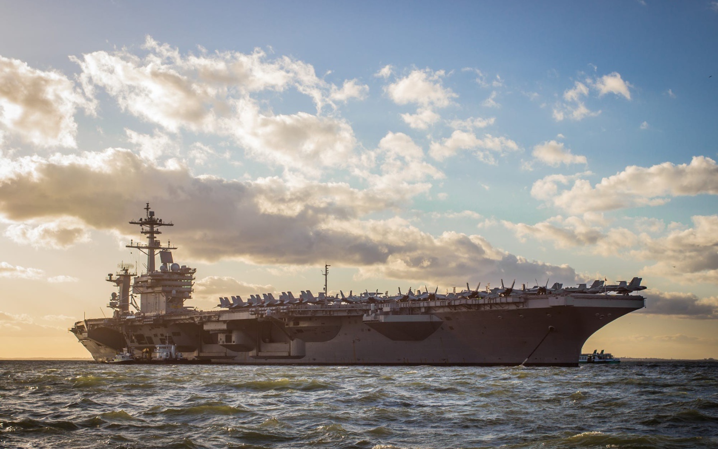 Авианосец USS George H.W. Bush (CVN-77) в океане 