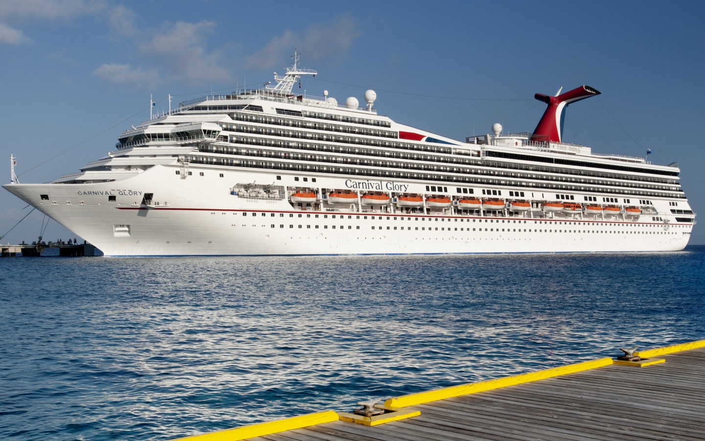 Белое круизное судно Carnival Glory