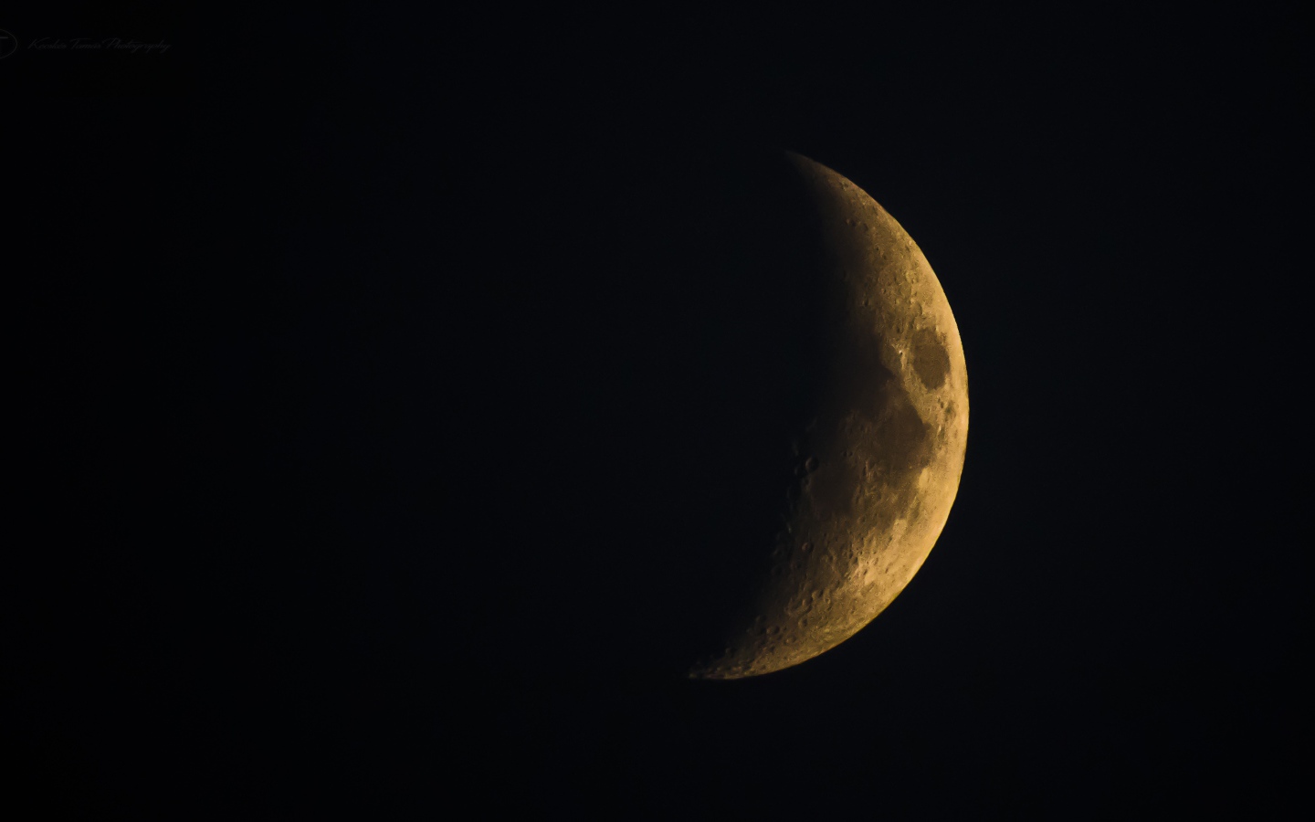 Затмение большой желтой луны 