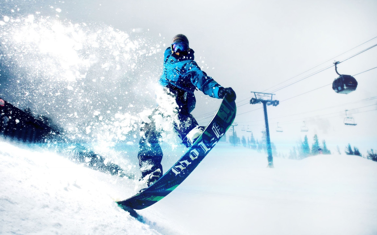 Спортсмен сноубордист на заснеженном склоне горы 