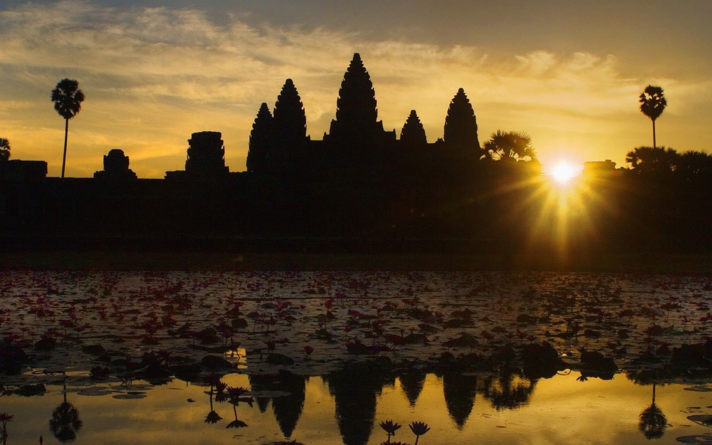 Ангкор Ват в лучах солнца на закате 