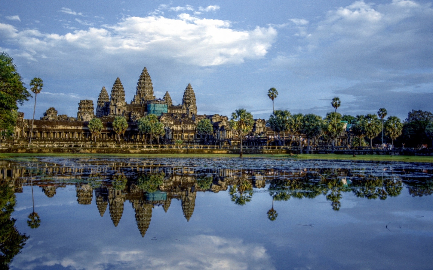 Ангкор Ват отражается в пруду лотосов 