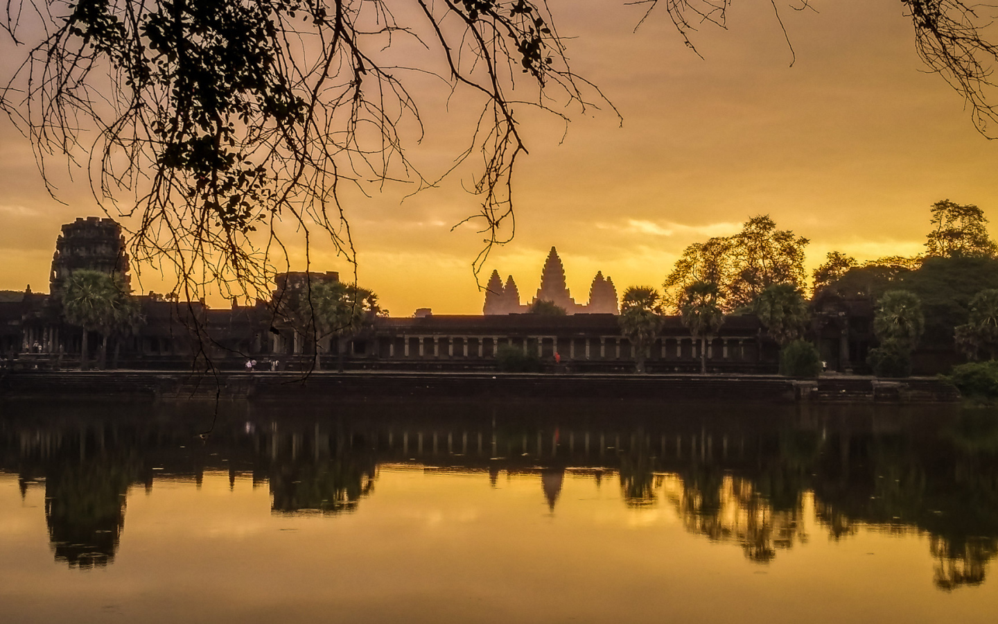 Озеро у стен храмового комплекса Ангкор Ват 