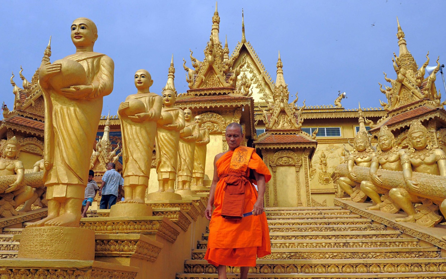 Монах на ступеньках старинного храма, Камбоджа 