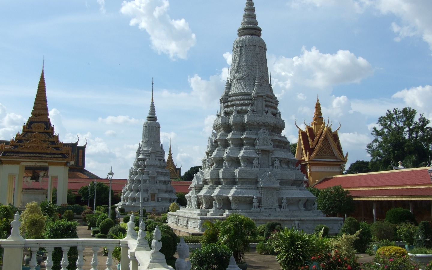 Одна из ступ на территории королевского дворца в городе Пномпень, Камбоджа 