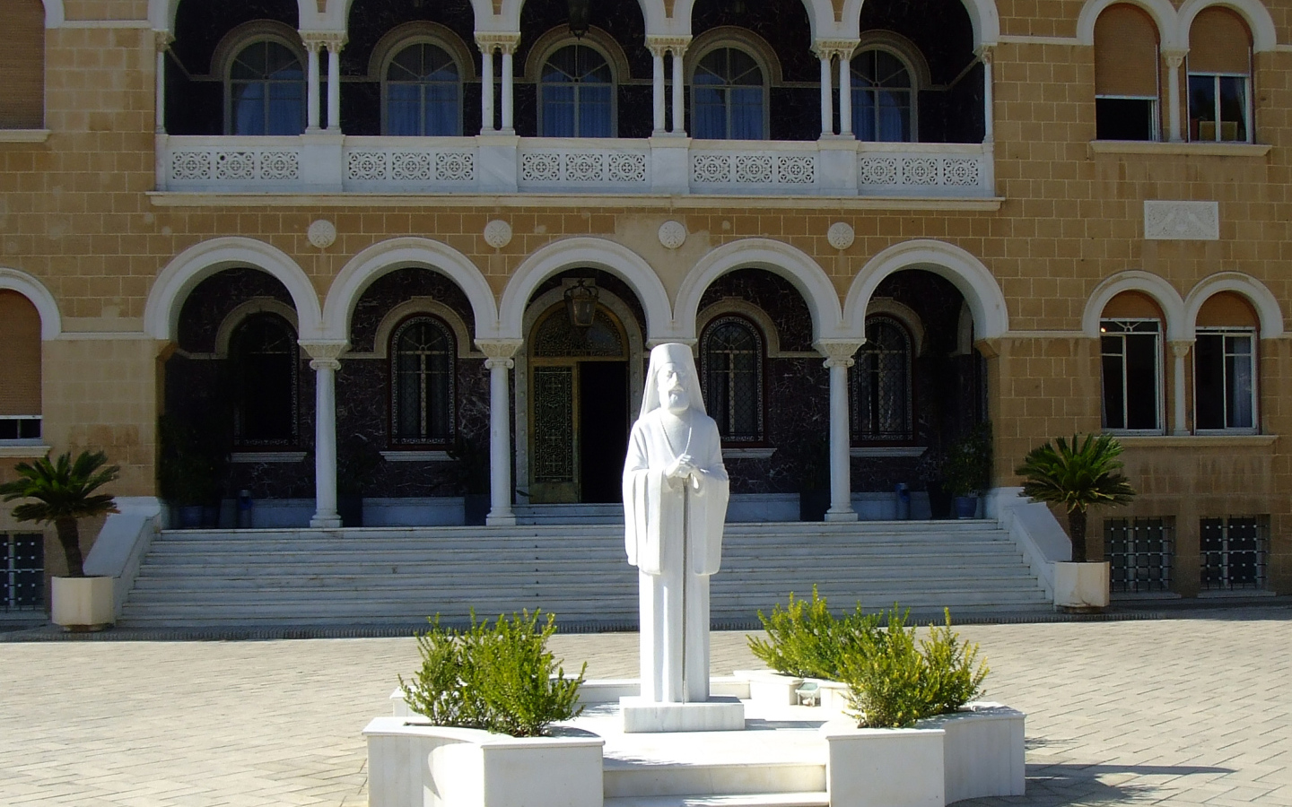 Статуя архиепископа Макариоса III, Никосия, Кипр  