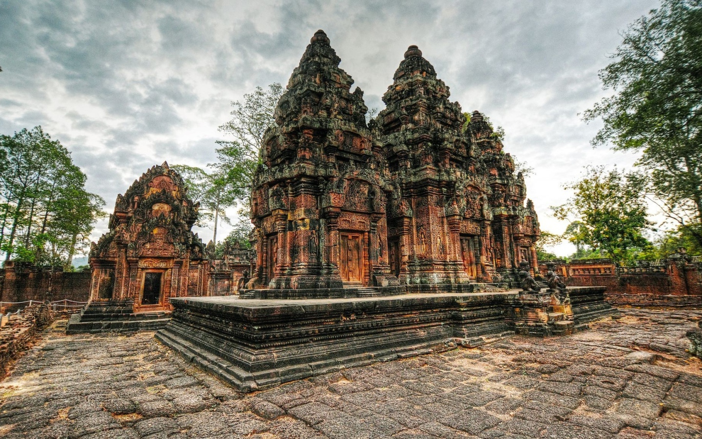 Каменный древний храмовый комплекс Ангкор Камбоджа 