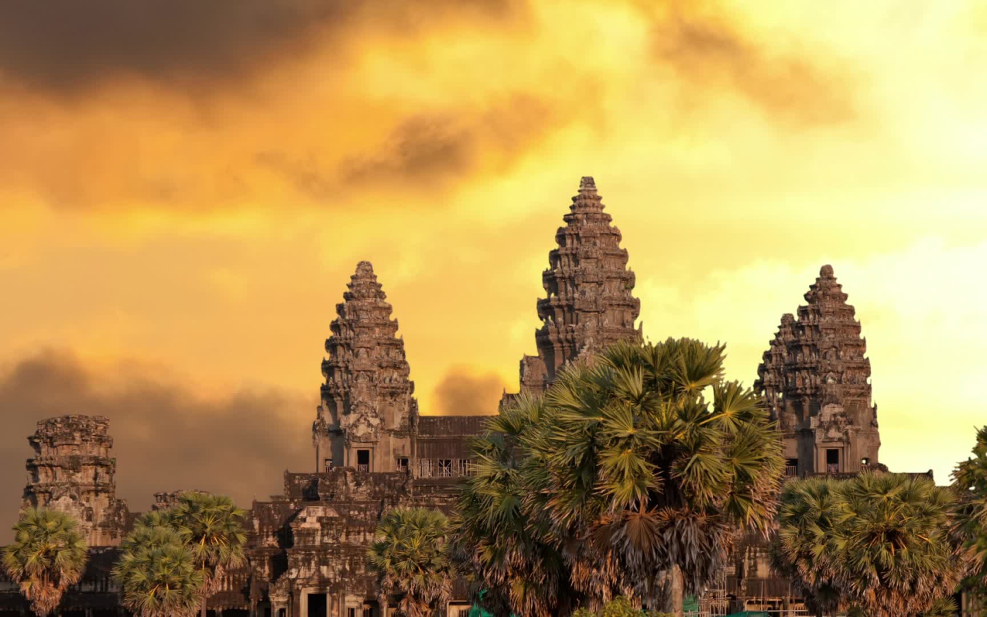 Древний храм Ангкор Ват башни на фоне заката 
