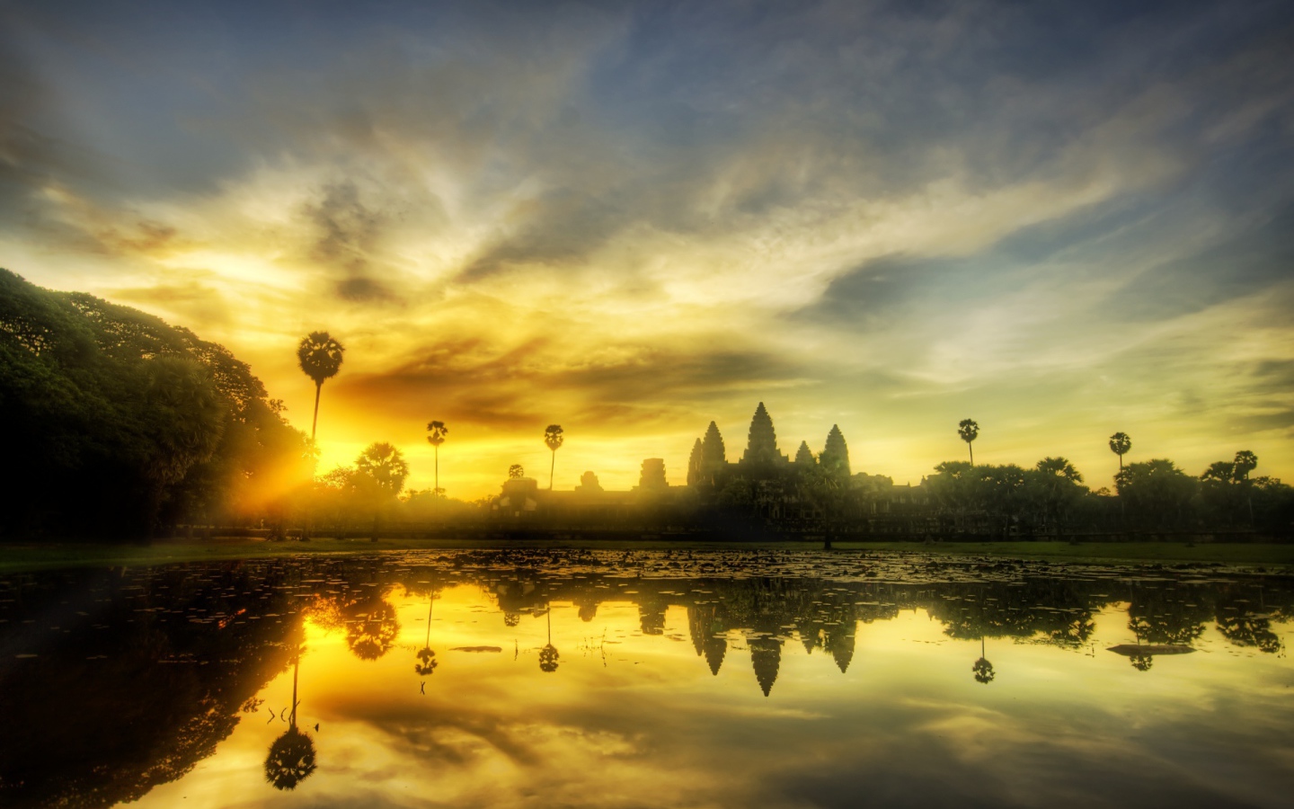 Храмовый комплекс Ангкор Ват на рассвете 