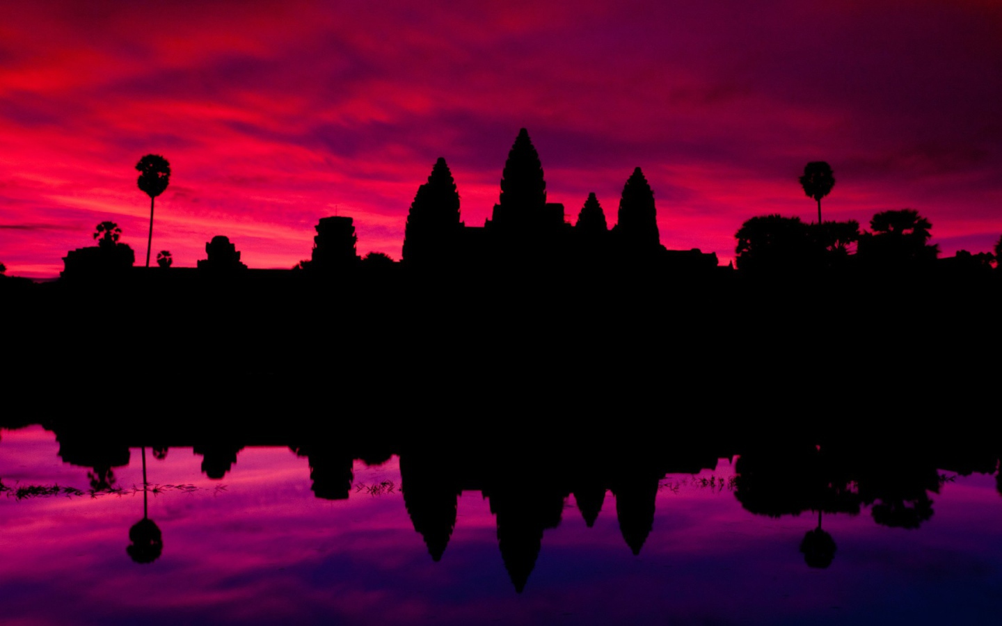 Башни храма Ангкор Ват на фоне закатного неба 