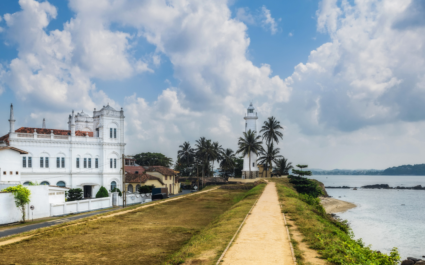 Крепость Galle Fort на побережье под красивым небом с белыми обраками. Шри-Ланка