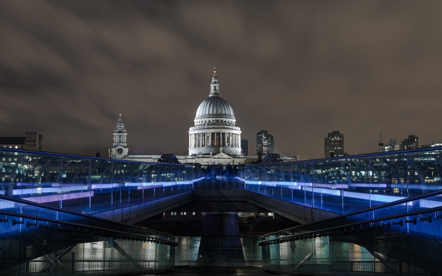 Мост Миллениум с подсветкой, Лондон. Англия 