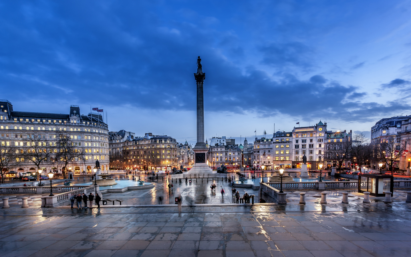 Памятник на вечерней городской площади, Лондон. Англия