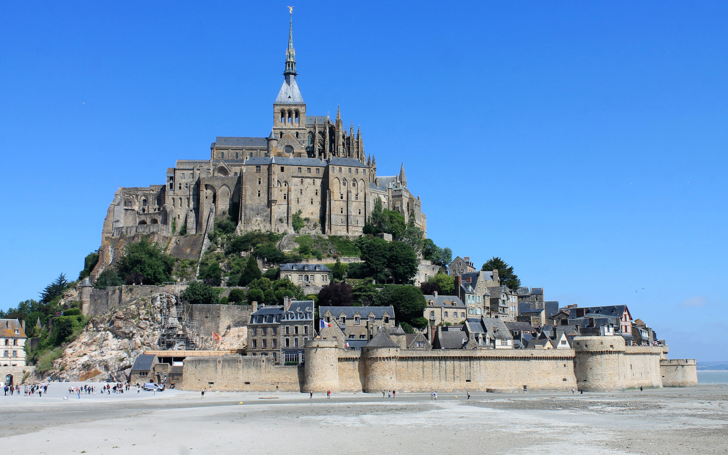 Замок Мон-Сен-Мишель на фоне голубого неба, Франция