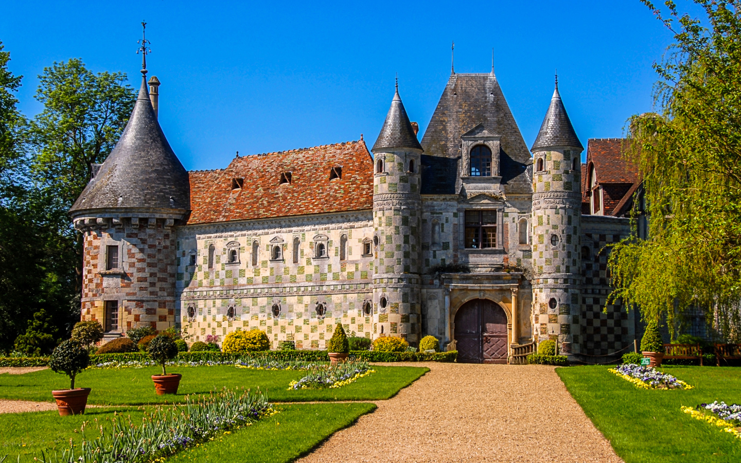 Замок Chateau de St Germain de Livet с зеленым газоном, Франция