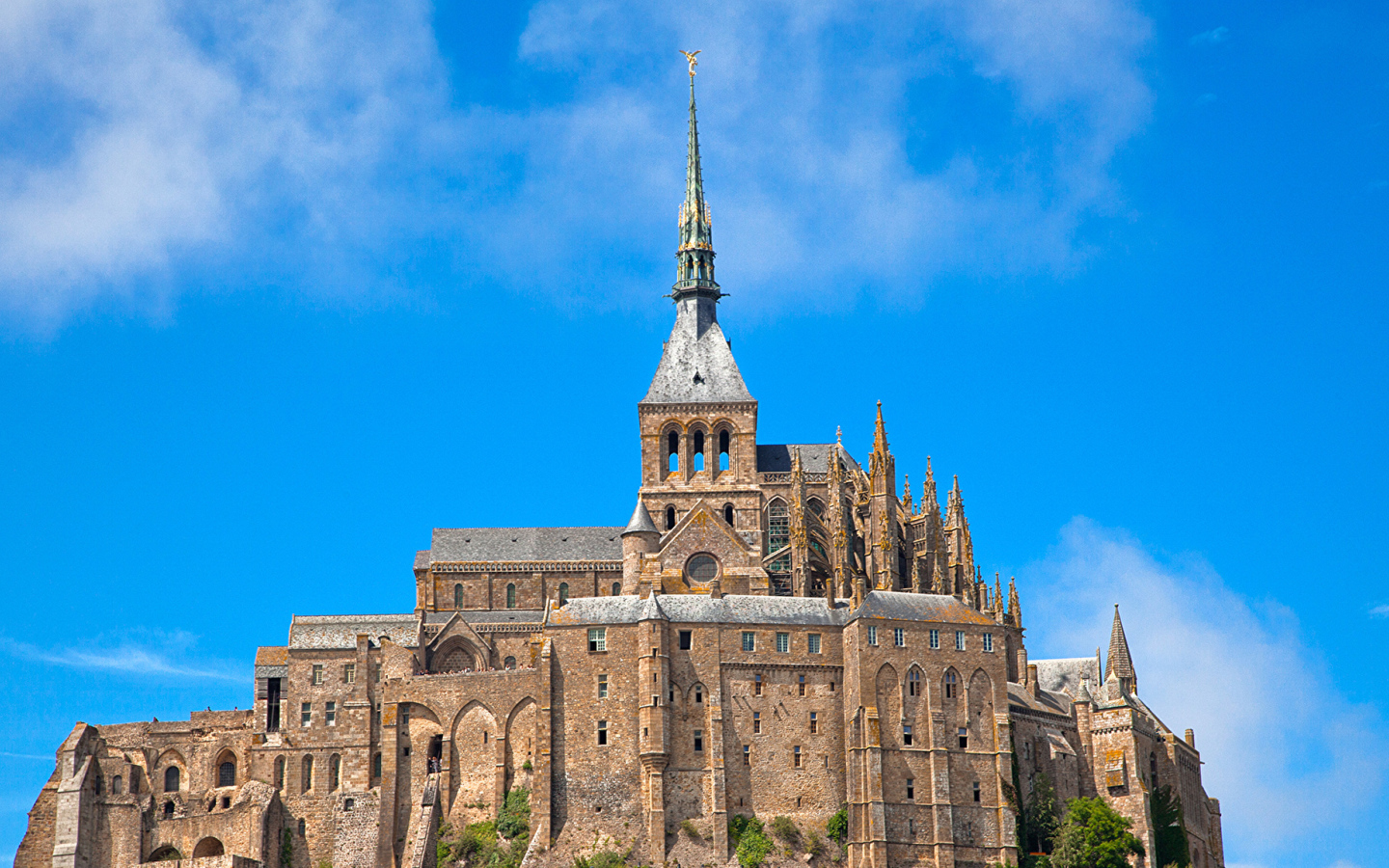 Остров крепость Мон-Сен-Мишель на фоне голубого неба, Франция