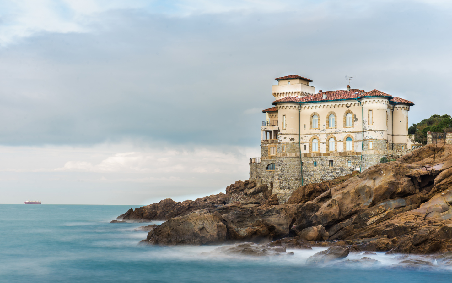 Старинное здание Boccale Castle на побережье, Италия