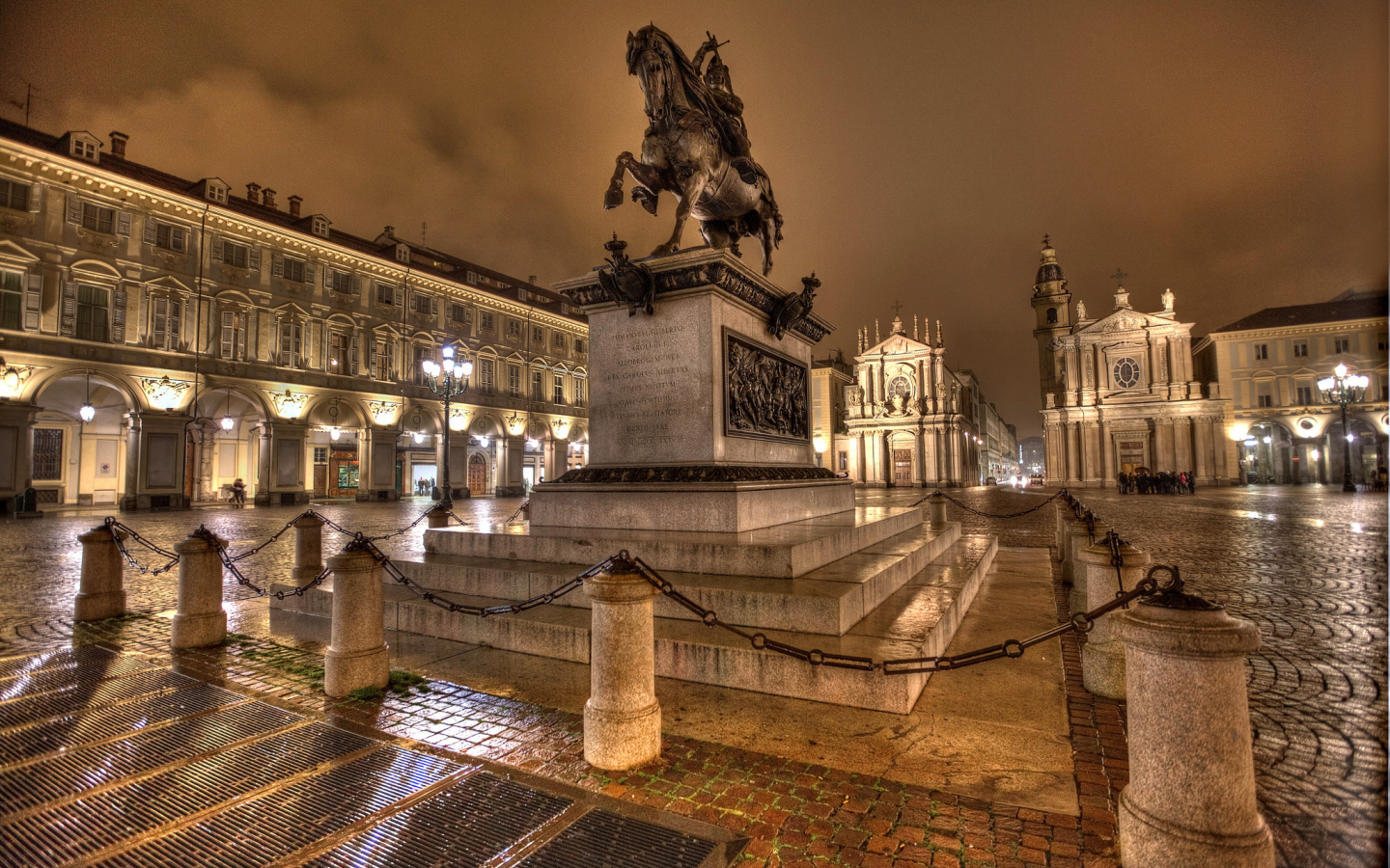 Памятник герцогу Савойскому Эммануилу Филиберту в свете ночных фонарей на площади Сан - Карло, Турин. Италия