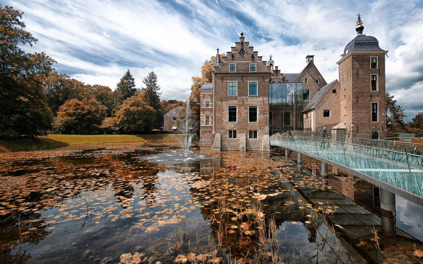 Замок Huis te Ruurlo у воды под красивым небом, Нидерланды