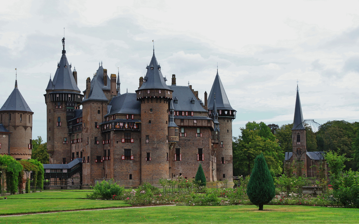 Вид на старинный замок Де-Хаар, Нидерланды