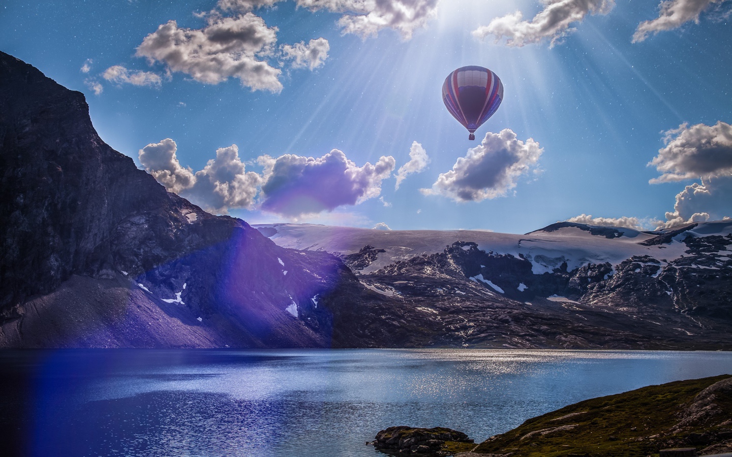 Воздушный шар в лучах солнца, Лофотенские острова, Норвегия 