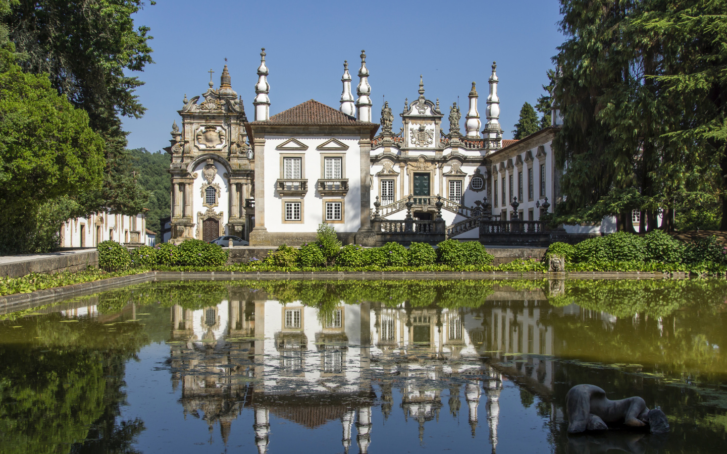 Дворец Матеуш отражается в пруду, Португалия 