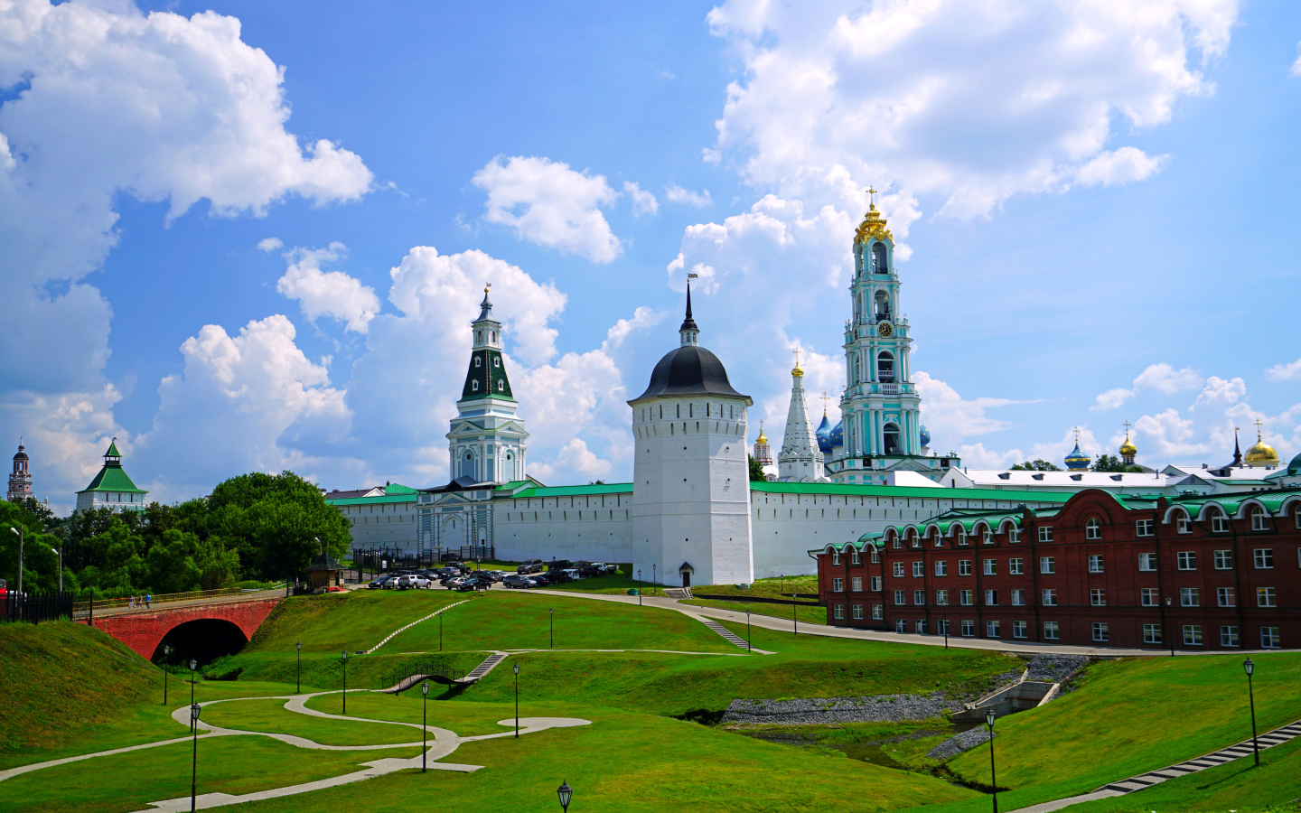 Зеленый газон у Троице-Сергиевой лавры летом, Россия 