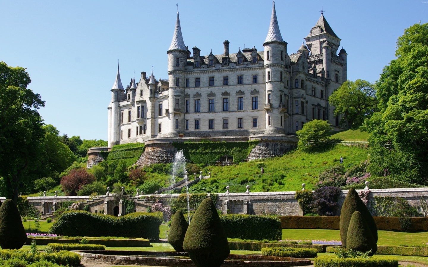 Зеленые насаждения у старинного замка Данробин, Шотландия