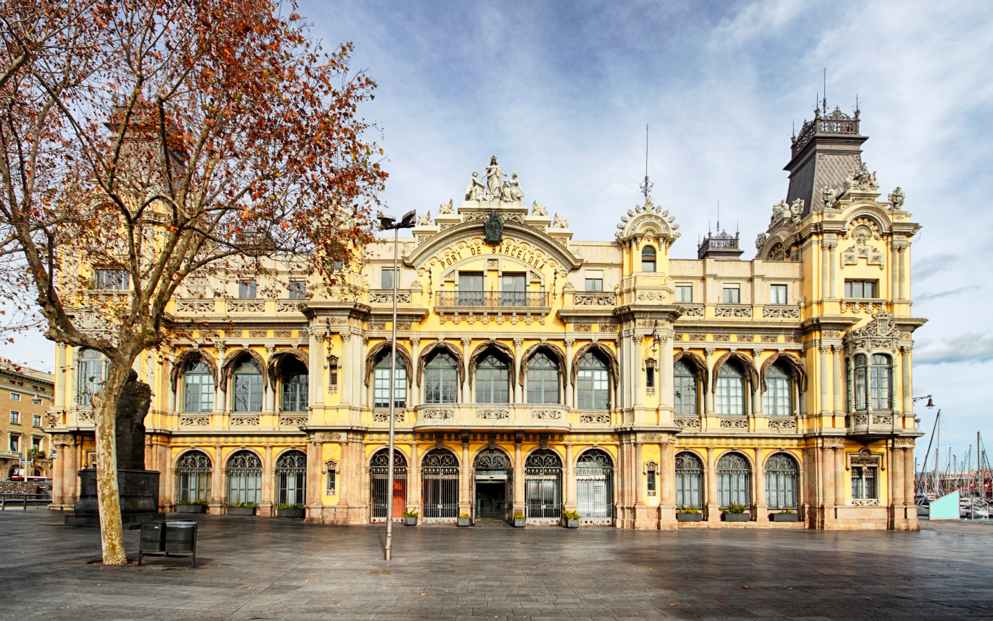 Здание морского порта, Барселона. Испания 