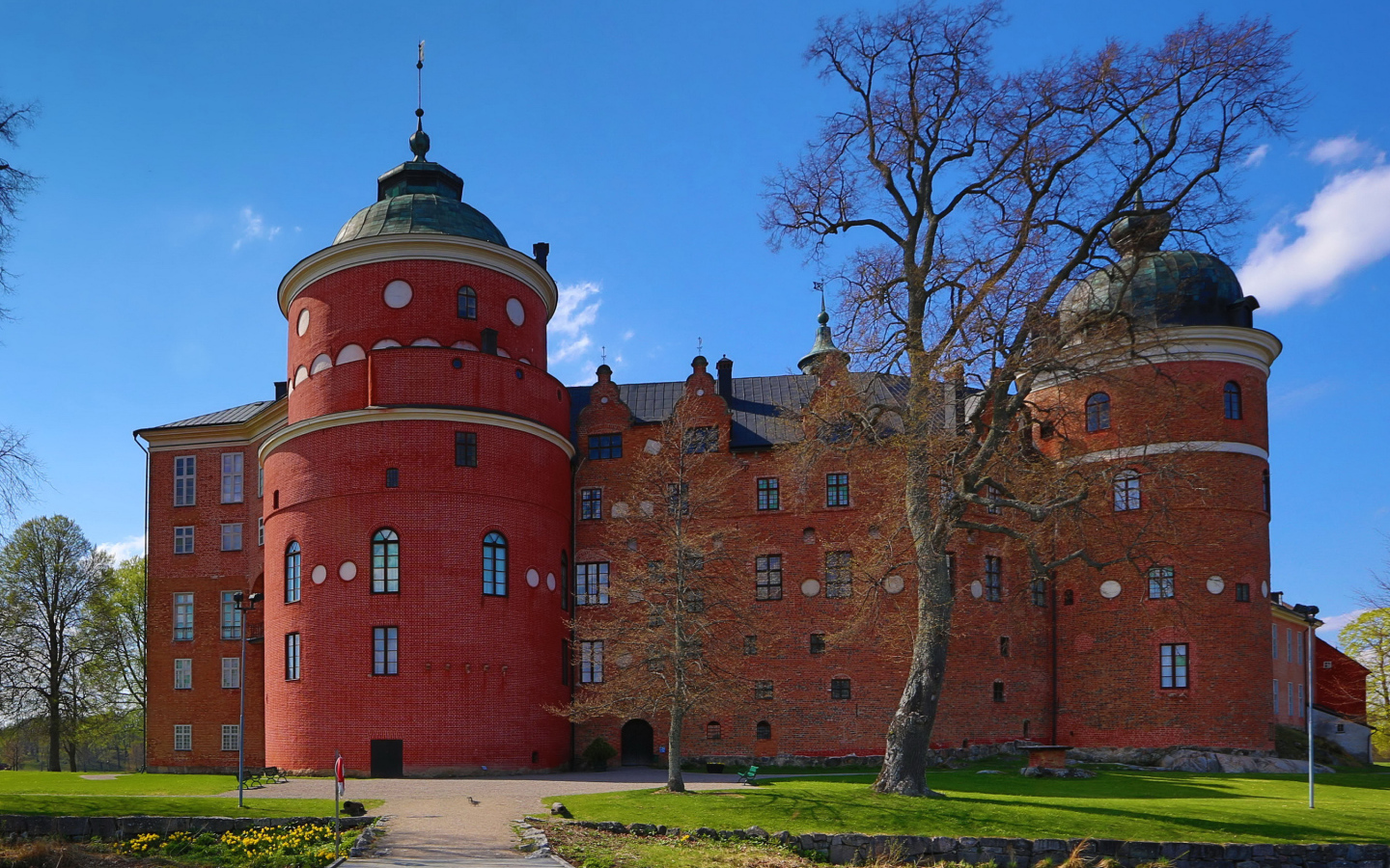 Замок Грипсхольм под голубым небом, Швеция