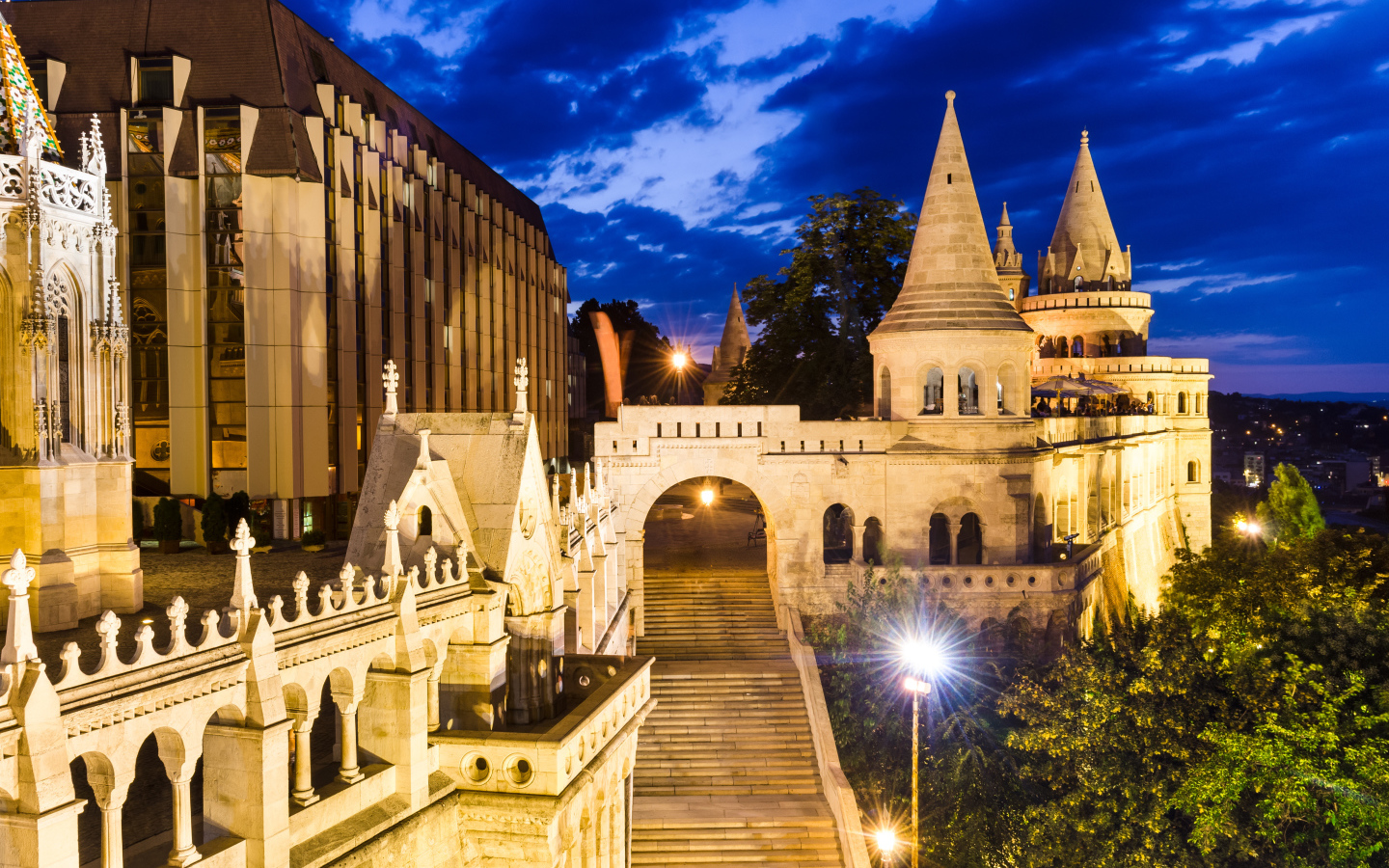 Высокая лестница в старинном замке в свете ночных фонарей, Будапешт