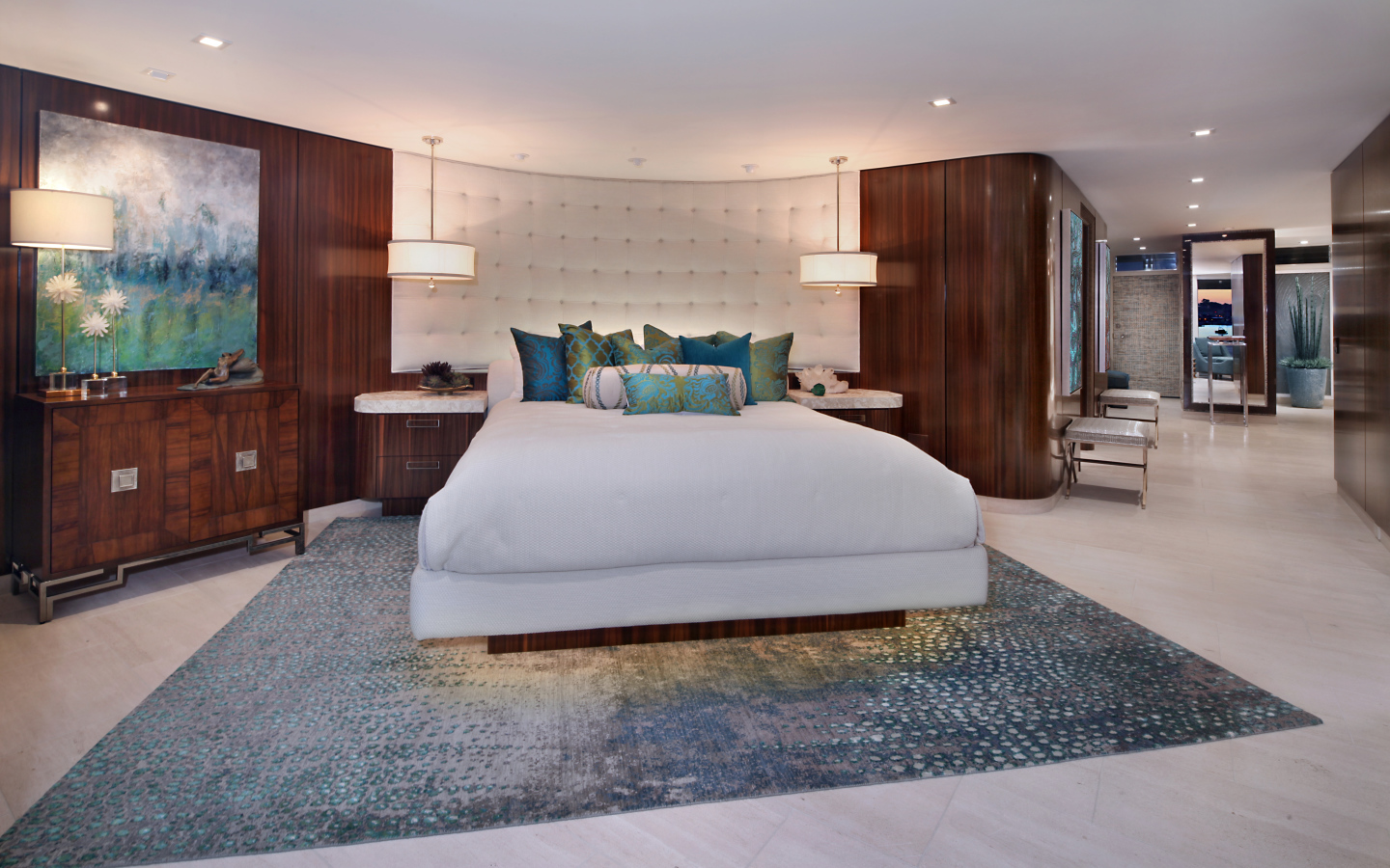 Большая кровать с белым покрывалом в спальне в коричневых тонах