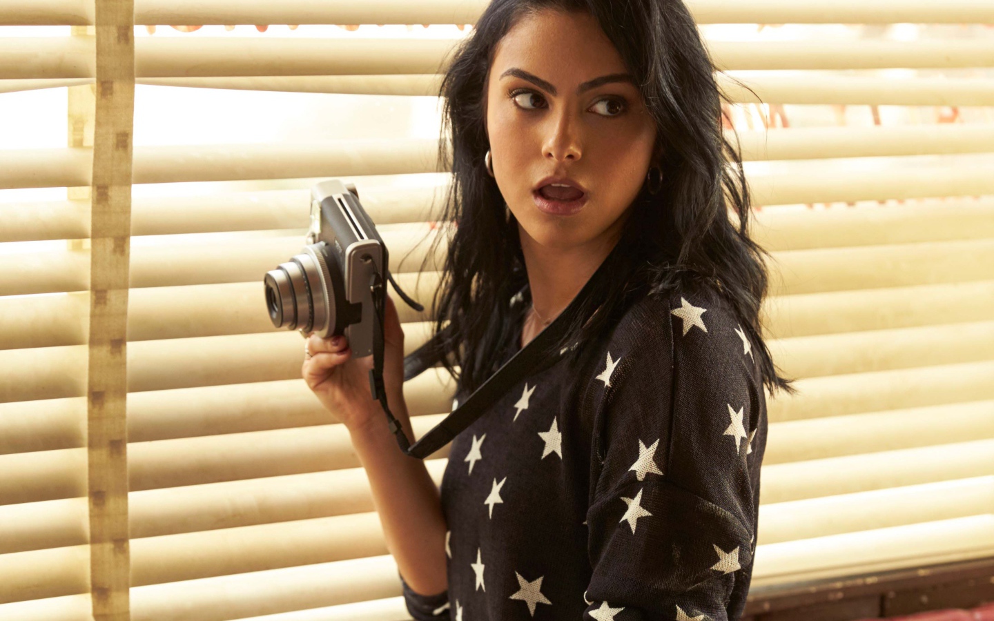 Актриса Камила Мендес с фотоаппаратом в руках